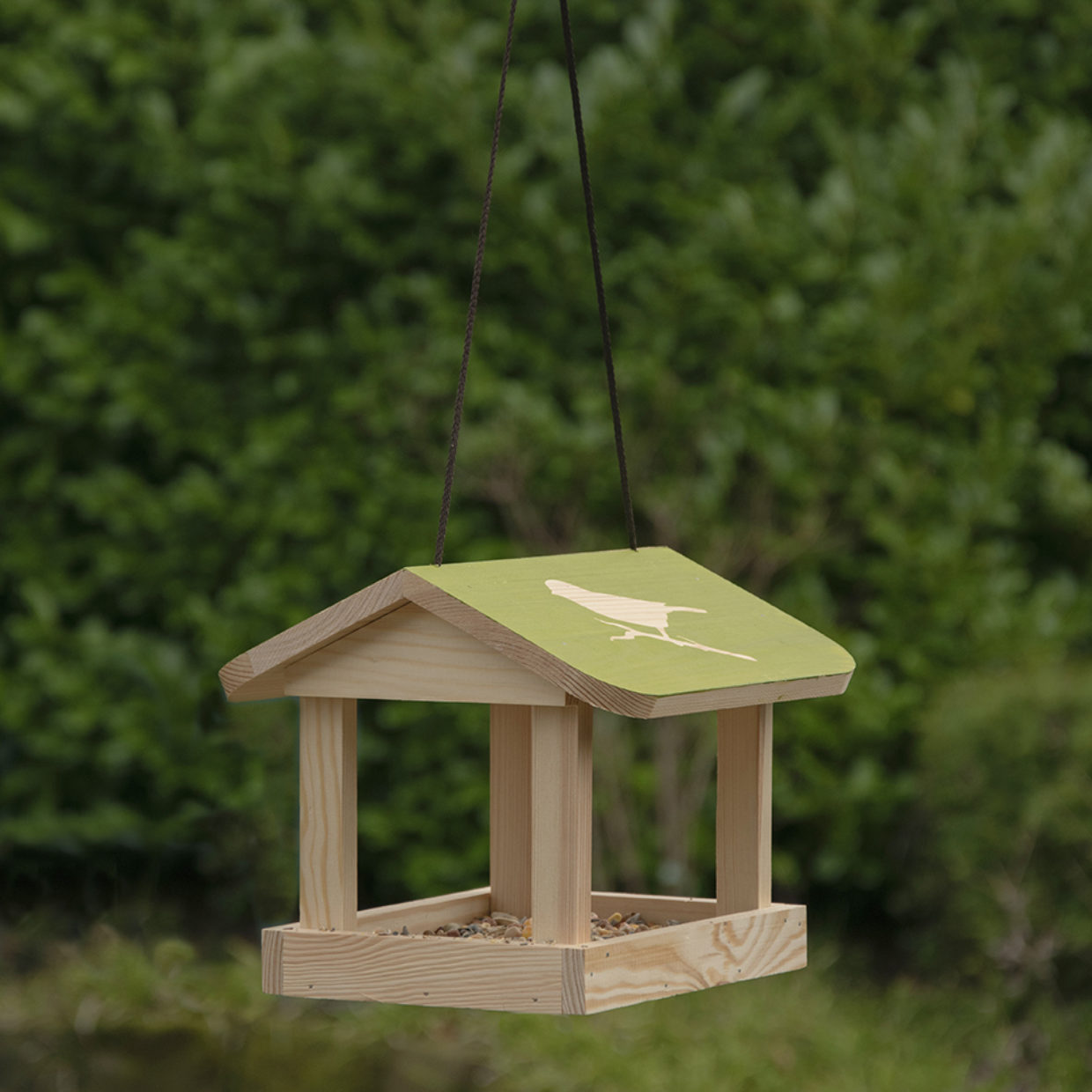 Hängendes Futterhaus mit Vogelmotiv