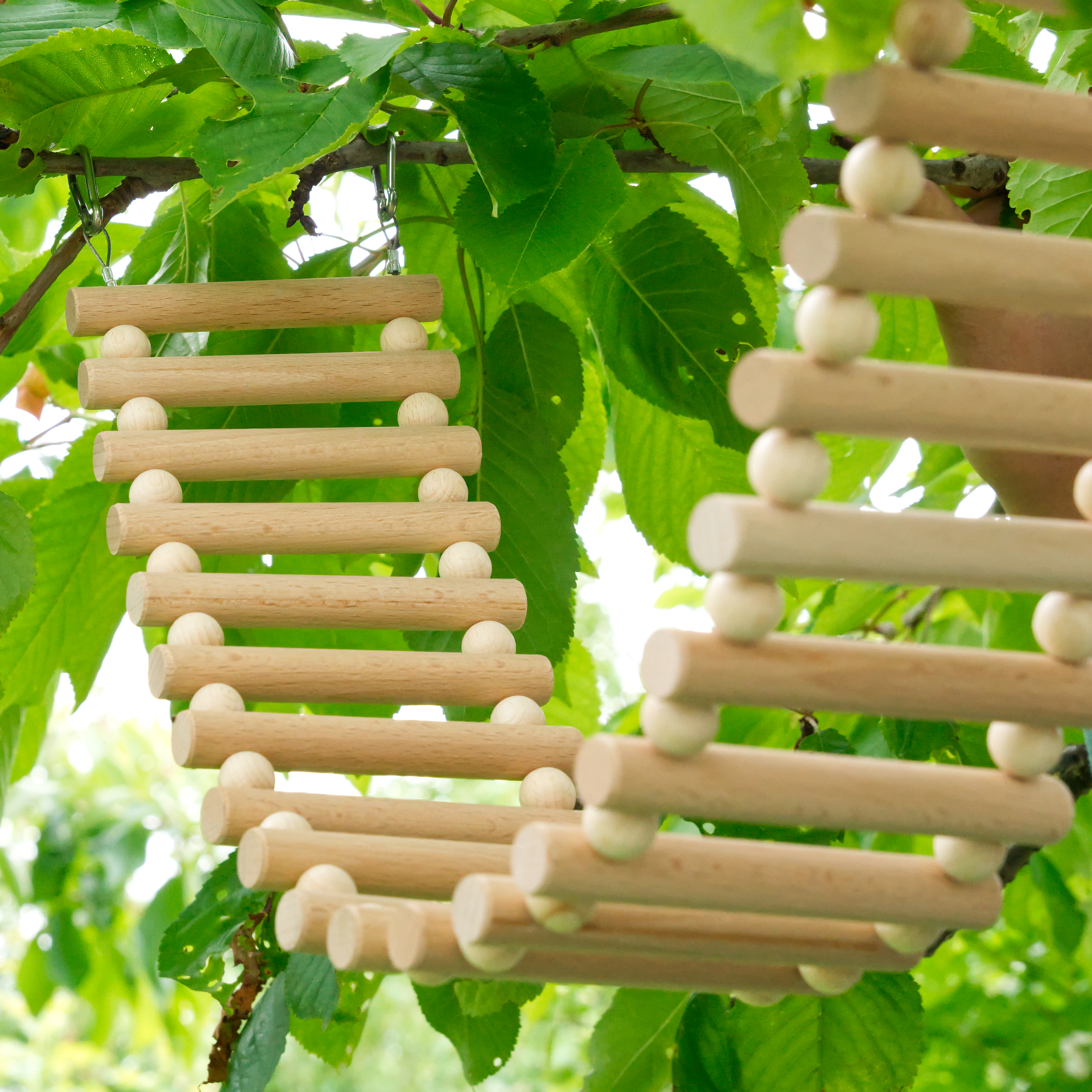 holzbruecke-leiter-vogeleinrichtung-vogelspielzeug-koernerbude2 Hängeleiter mit Halterungen 68cm