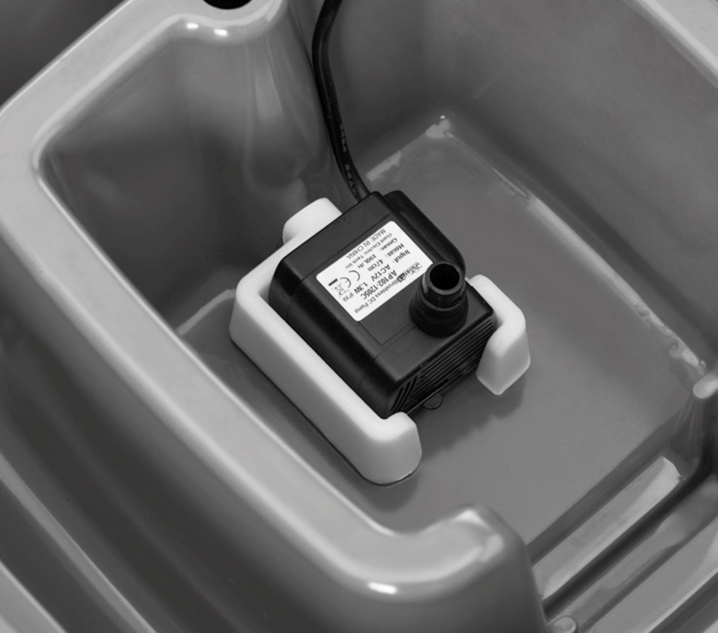 VOLCANO Vogelbrunnen aus Melamin – 2,5 L Bade- & Trinkstation für kleine Sittiche & Papageien