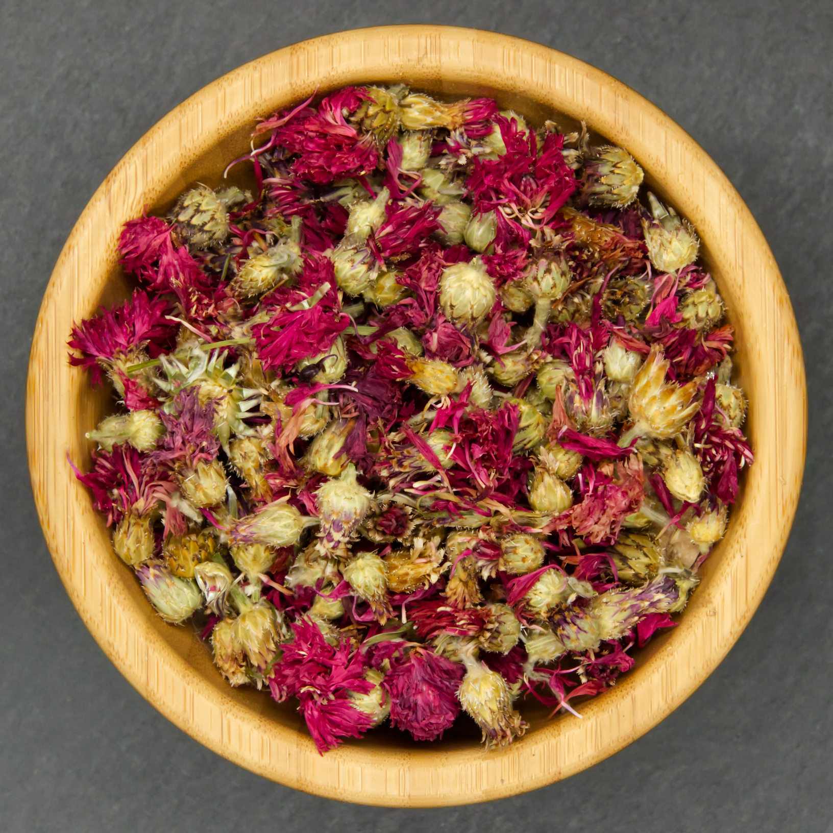 Kornblumenblüten mit Kelch, rot