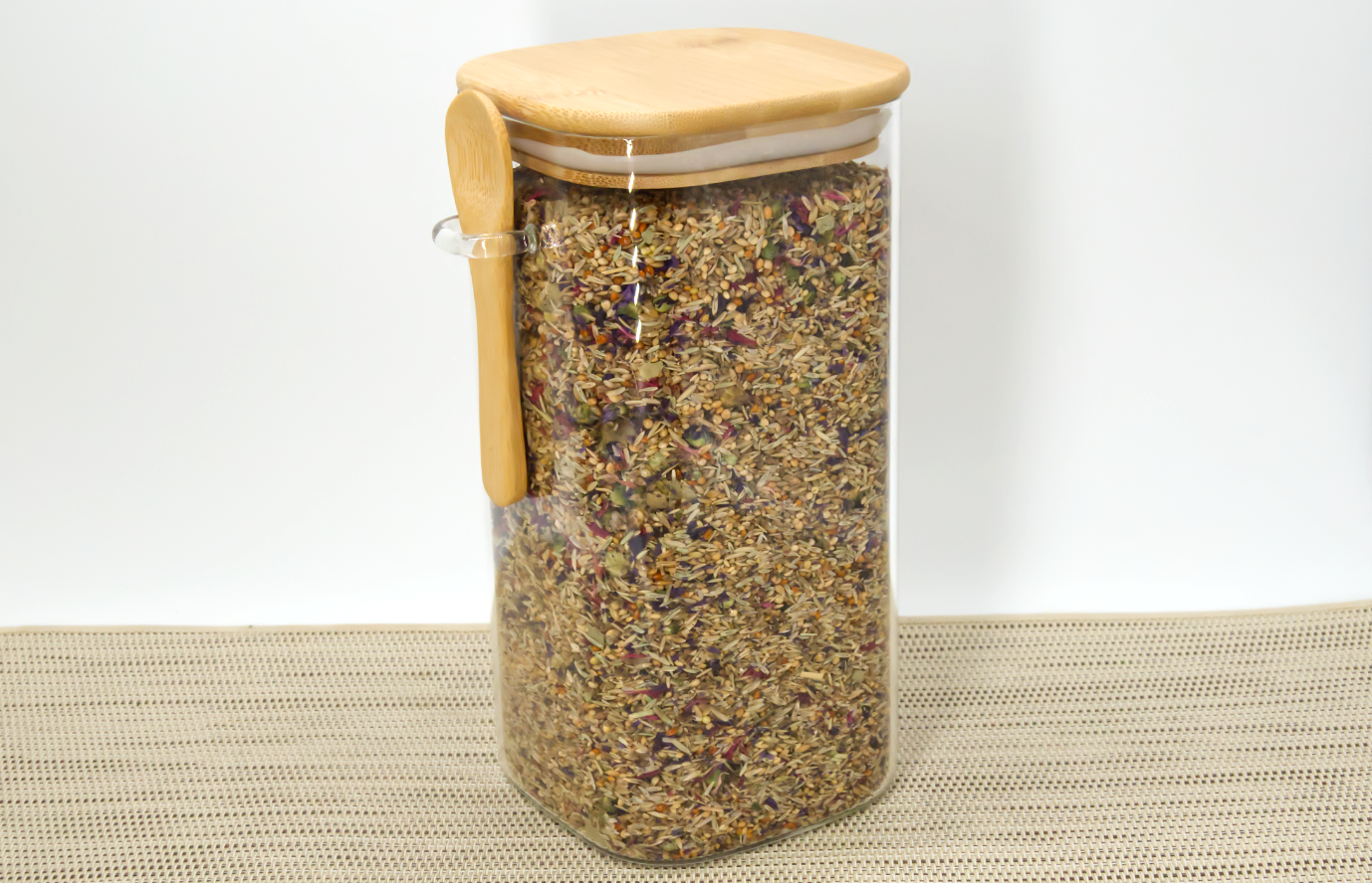 vorratsdose-mit-loeffel-fuer-vogelfutter Vorratsglas 1400 ml eckig mit Bambusdeckel + Löffel