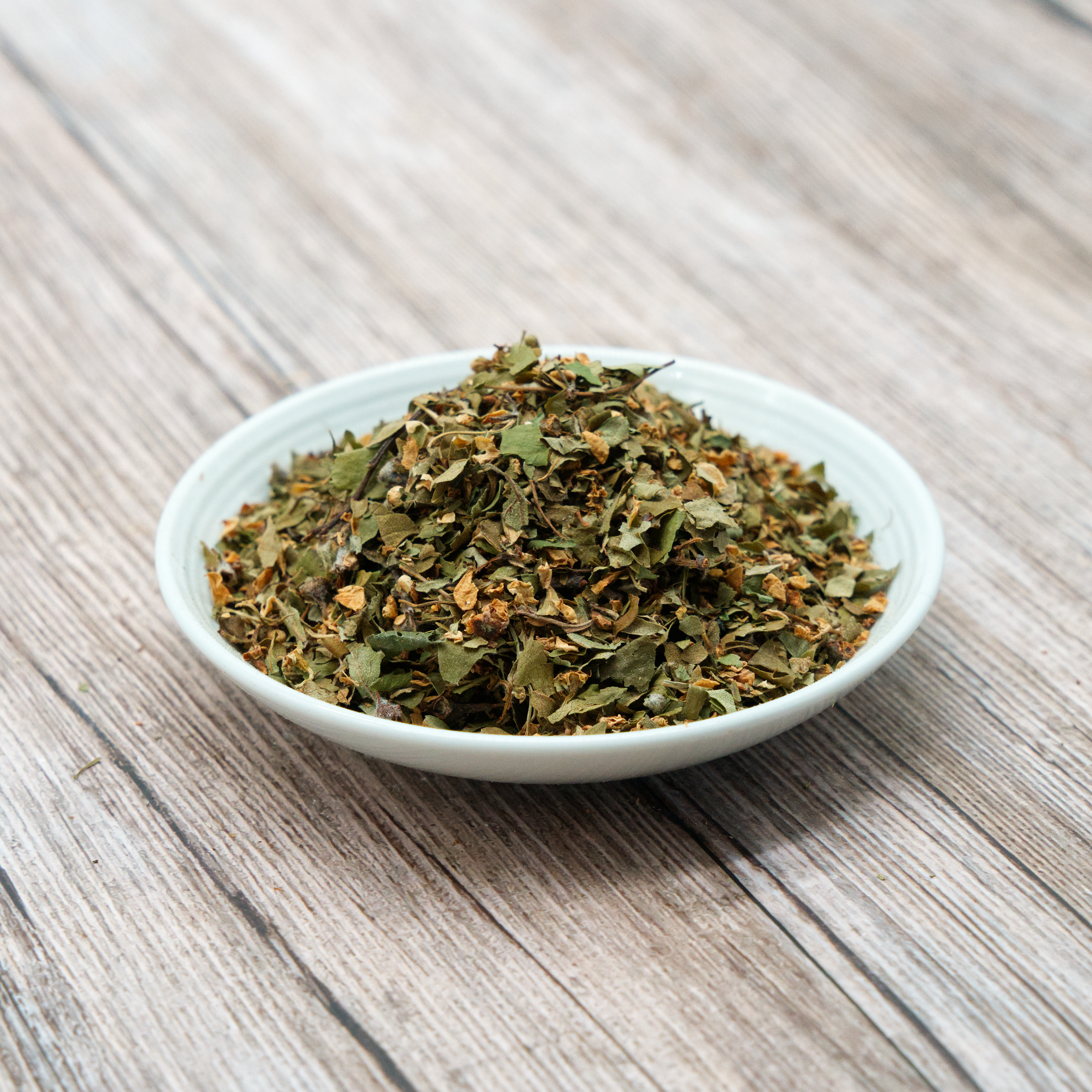 Weißdornblätter mit Blüten